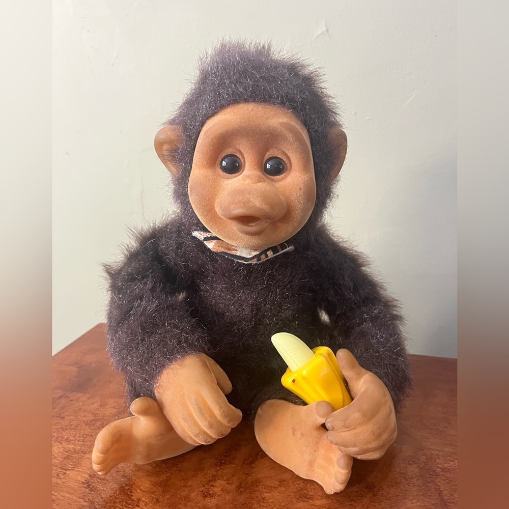 Hosung "Little Monkey Lost" plush toy, with Banana Accessory